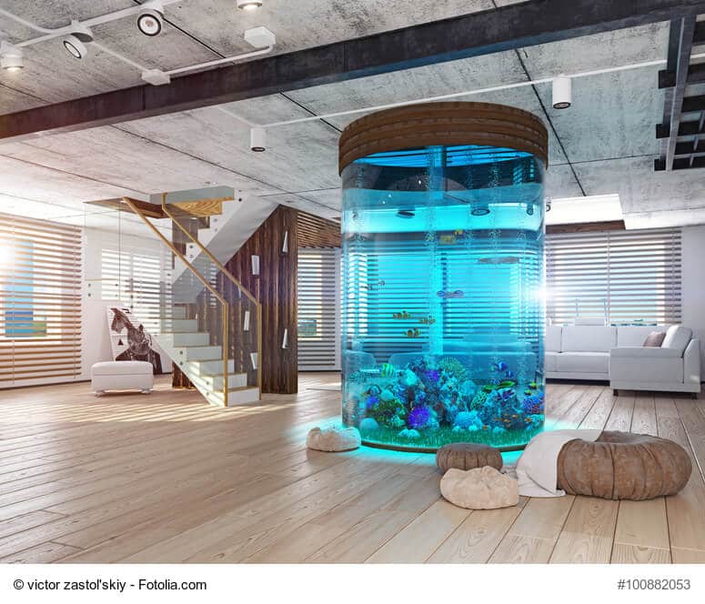 Riesiges rundes Aquarium in der Mitte eines Wohnzimmers