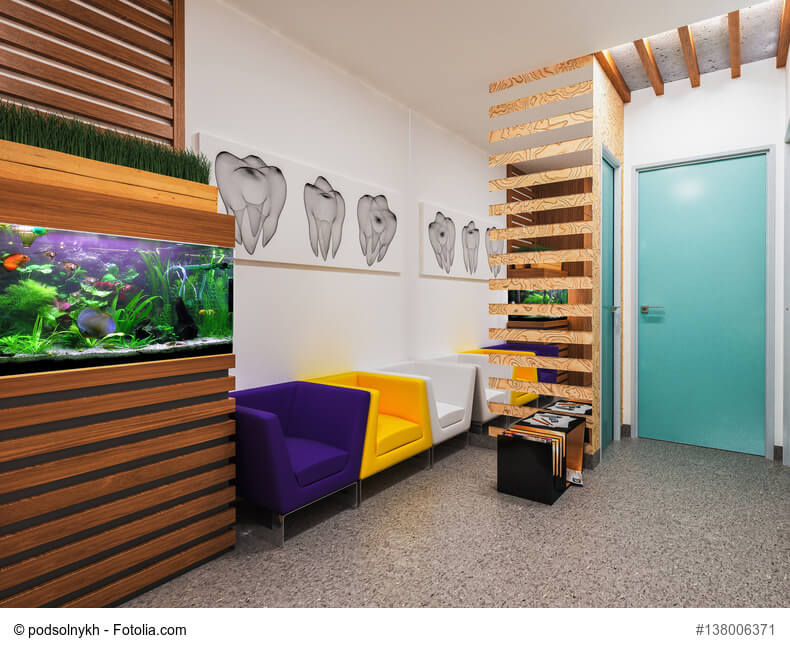 Wartebereich einer Zahnarztpraxis mit Aquarium