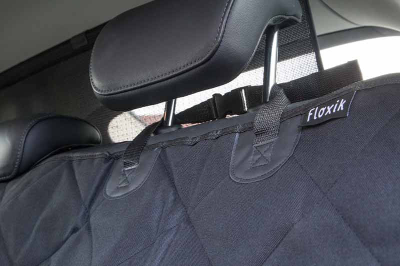 Befestigung einer Autoschondecke von Floxik an den Kopfstützen eines Autos