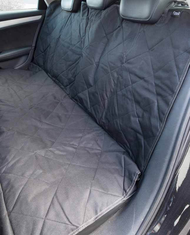 Autoschondecke auf der Rückbank eines Autos.