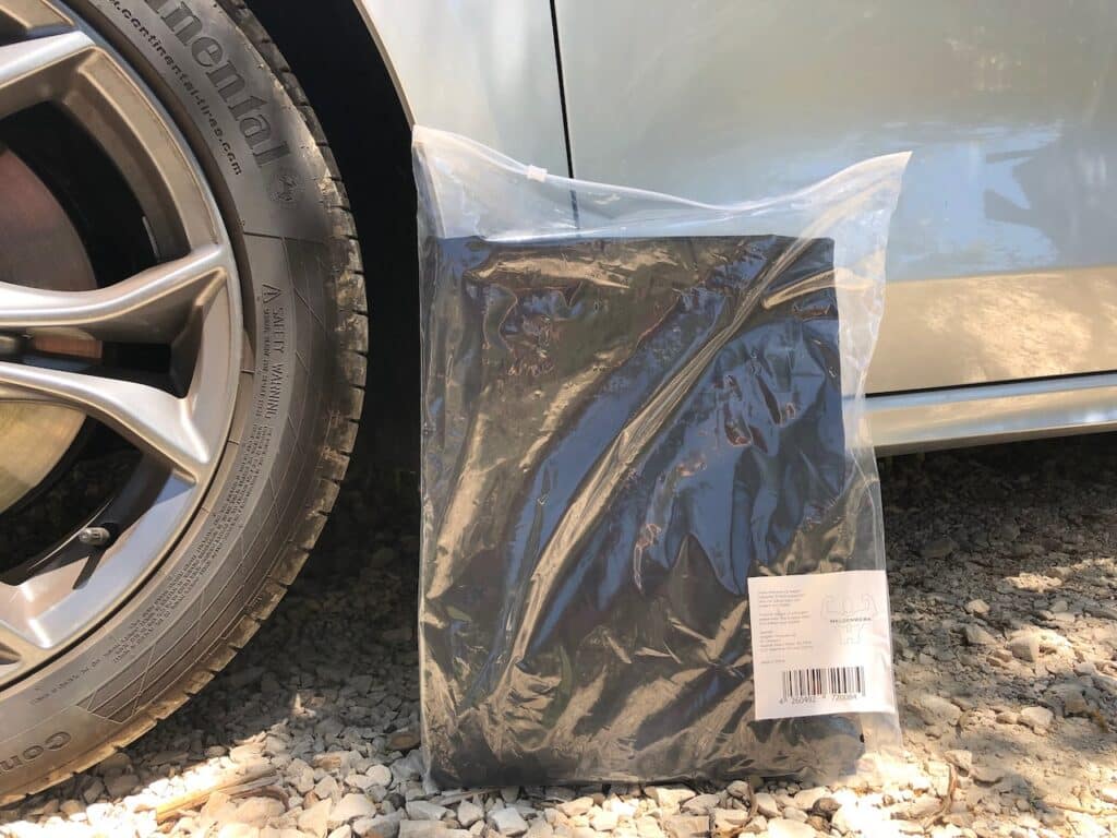 Die Kofferraumschutzdecke von Heldenwerk kommt zusammengefaltet in einer Plastiktüte an.