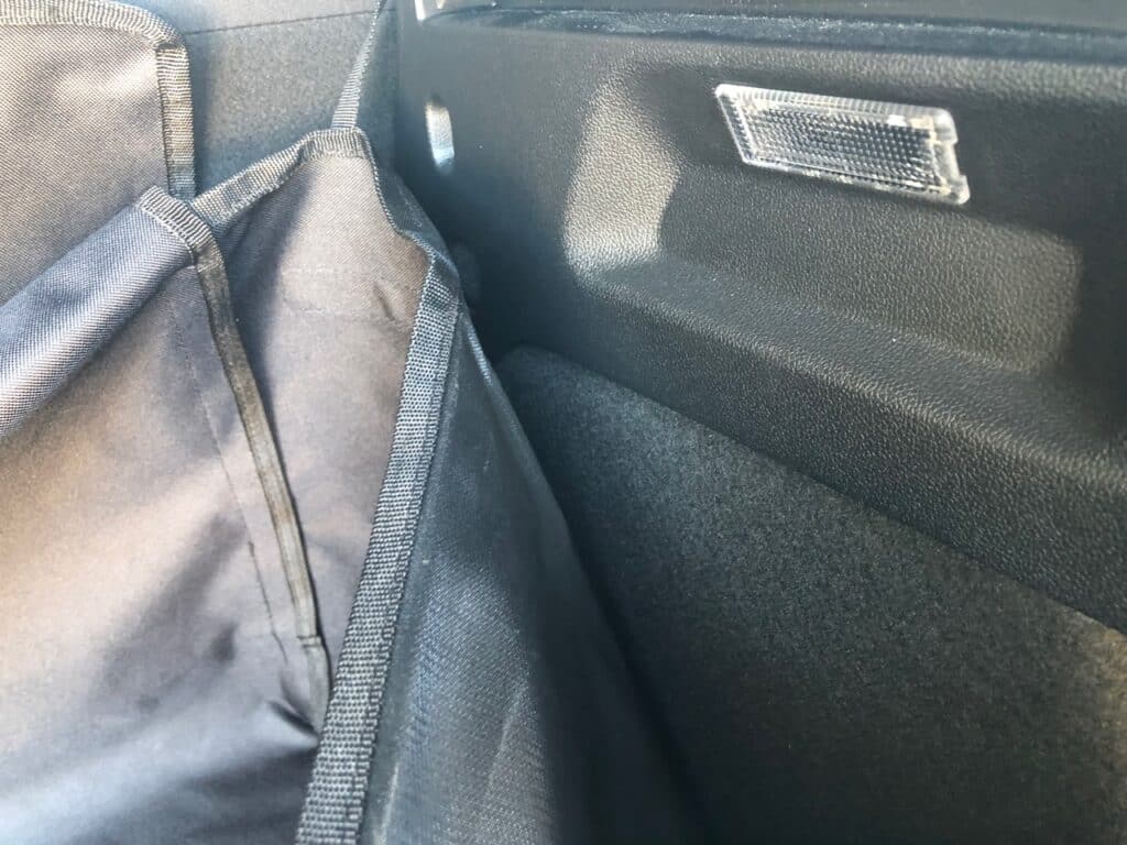 An kleinen Autos mit viel Plastik im Kofferraum lässt sich der Kofferraumschutz nur schwer befestigen.