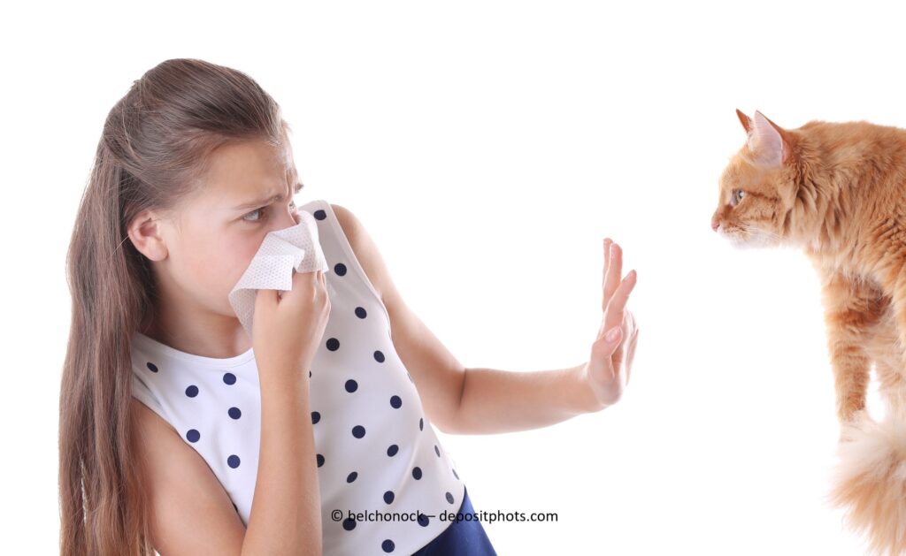 Frau mit Tierhaarallergie und Katze. Beschriftung lautet: Auch mit einer Allergie kannst du Haustiere halten.