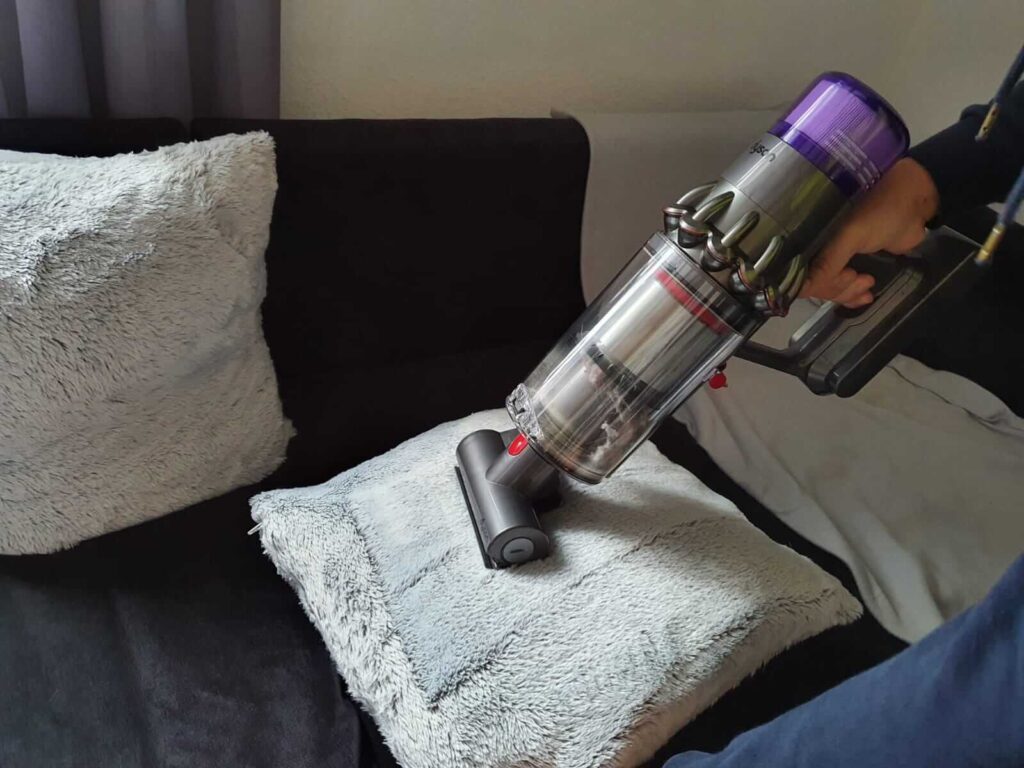 Für unsere Couch und Kissen ist die Mini-Elektrobürste oder die Extra-Hart-Bürste toll. Mini-Elektrobürste