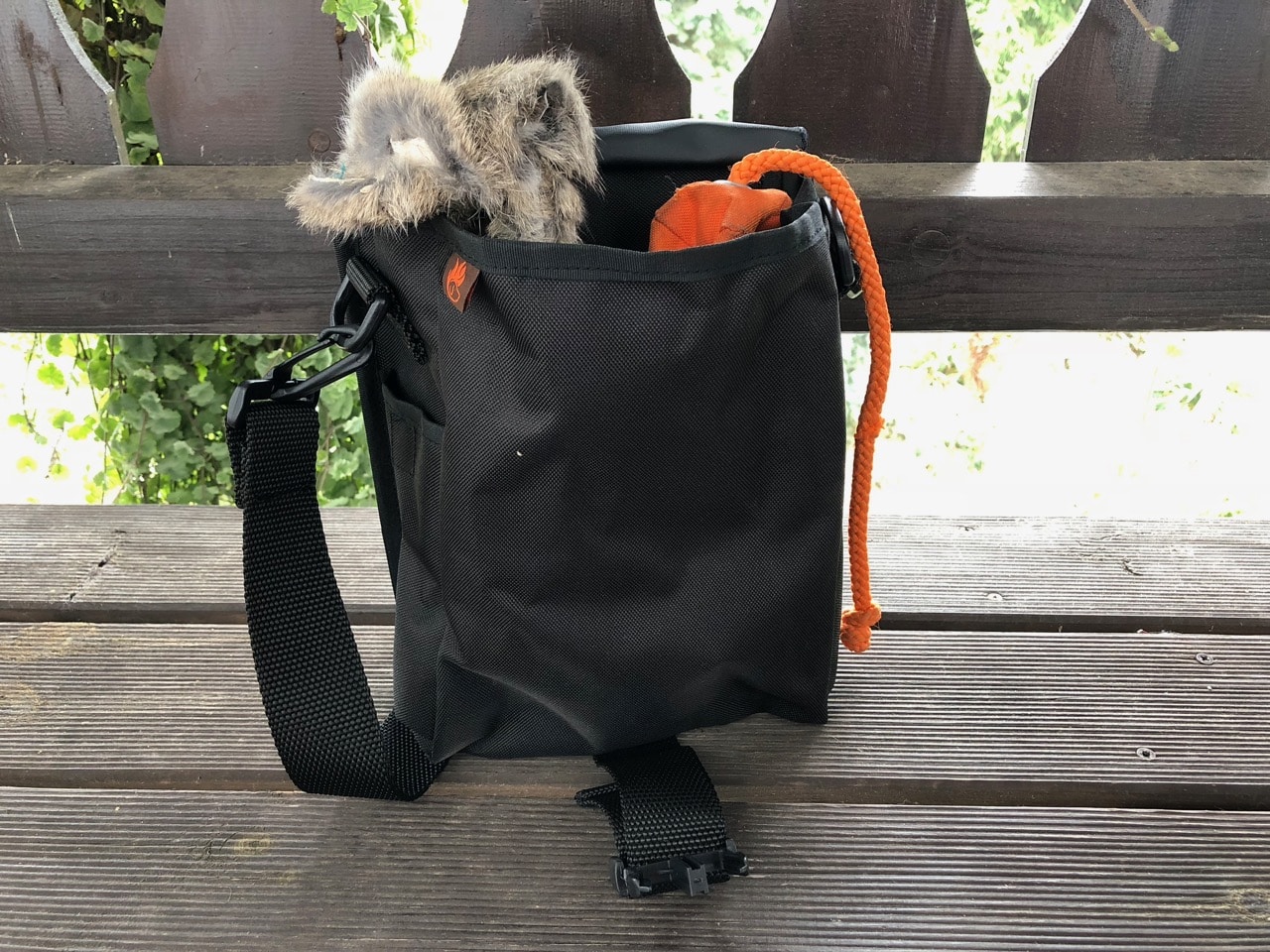 Dummy-Taschen sind größer als normale Leckerchen-Taschen und haben Platz für Futterdummies oder auch Felldummies für deinen Hund.