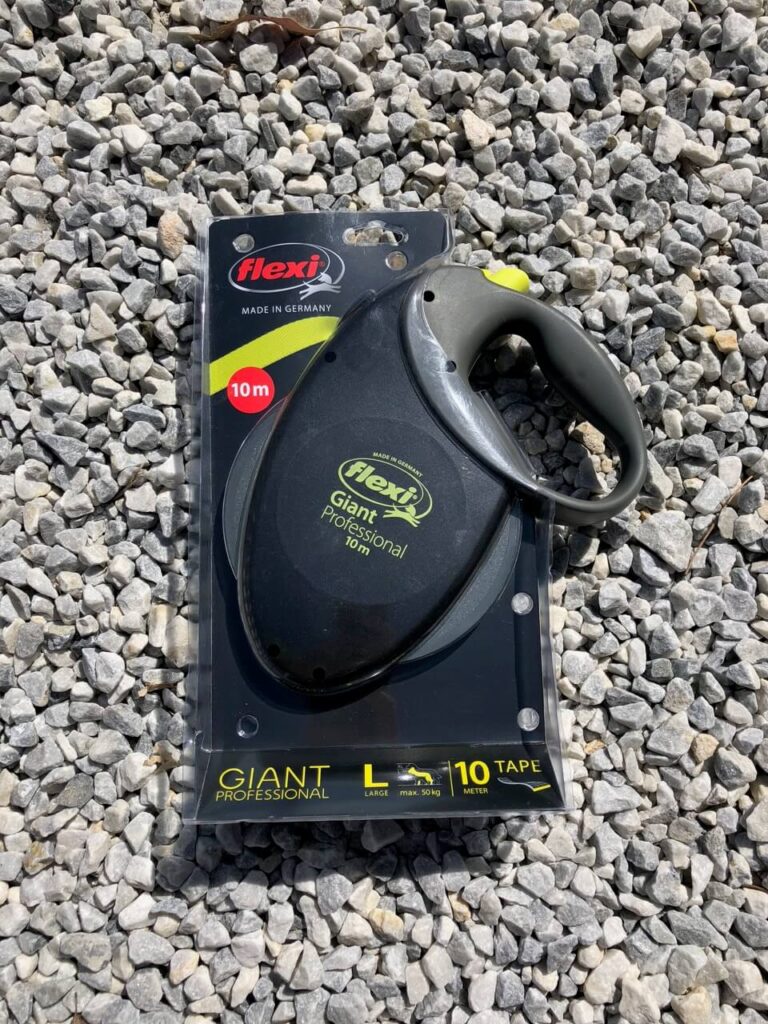 Unsere Wahl: die Rollleine Giant Professional L von flexi in ihrer Verpackung