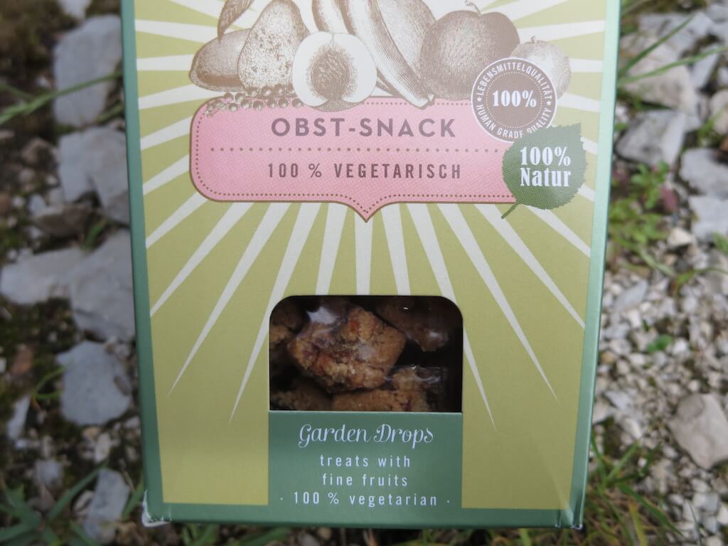 Eine Packung mit Obst-Leckerchen für Hunde