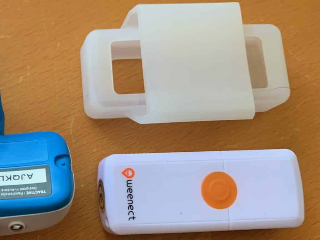 Der Weenect-GPS-Tracker für Hunde wird mit einer Gummibefestigung geliefert.