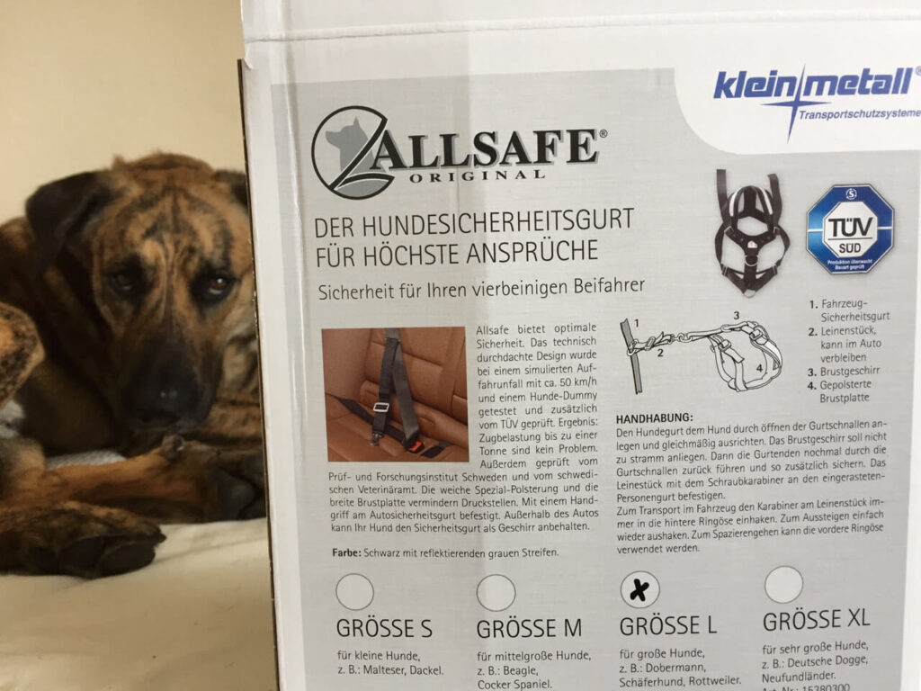 Auf der Rückseite der Verpackung findest du eine Anleitung zum Einstellen und Anlegen des Geschirrs