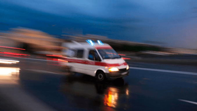 Krankenwagen Nachts auf der Straße