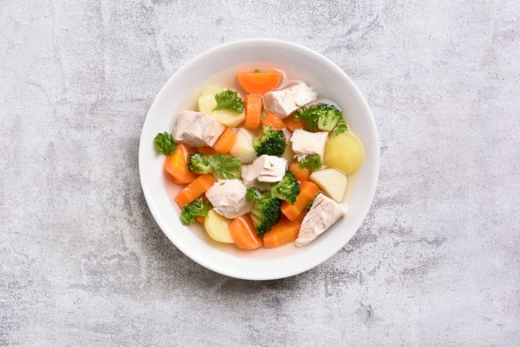 Wie beim Menschen auch, hilft deinem Hund als Schonkost eine Hühnersuppe.