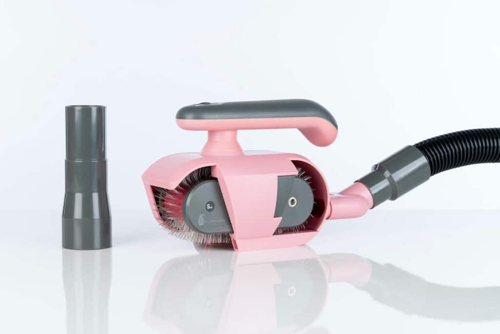 Elektrische Fellbürste FurWonder von Petyphoria in pink mit Staubsaugeradapter