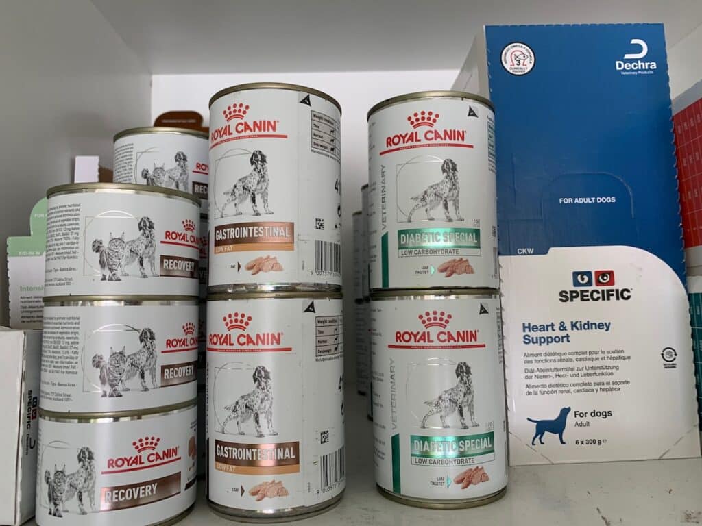 Verschiedene Spezialfutter beim Tierarzt. Beschriftung lautet: Beim Tierarzt bekommst du auch spezielles Futter für Magen-Darm-Erkrankungen bei deinem Hund.