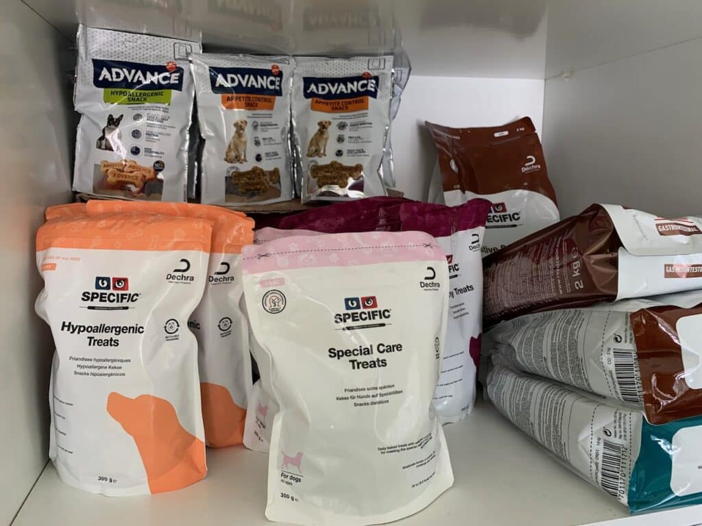 Verschiedene Packungen mit Diät- und Spezialfutter-Leckerchen in einem Fach. Beschriftung lautet: Bei vielen Marken gibt es neben dem Diät-Hundefutter auch Diät-Leckerchen.