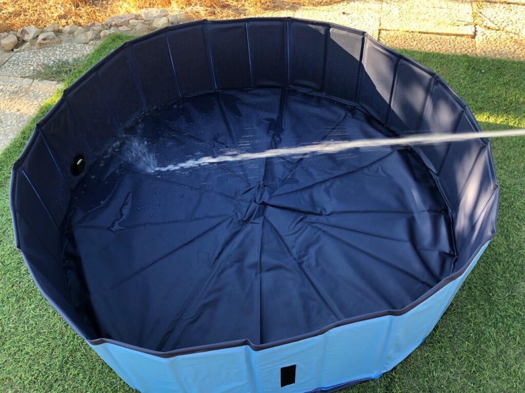 Wasser marsch! Das Befüllen des Hundepools geht einfach und schnell.