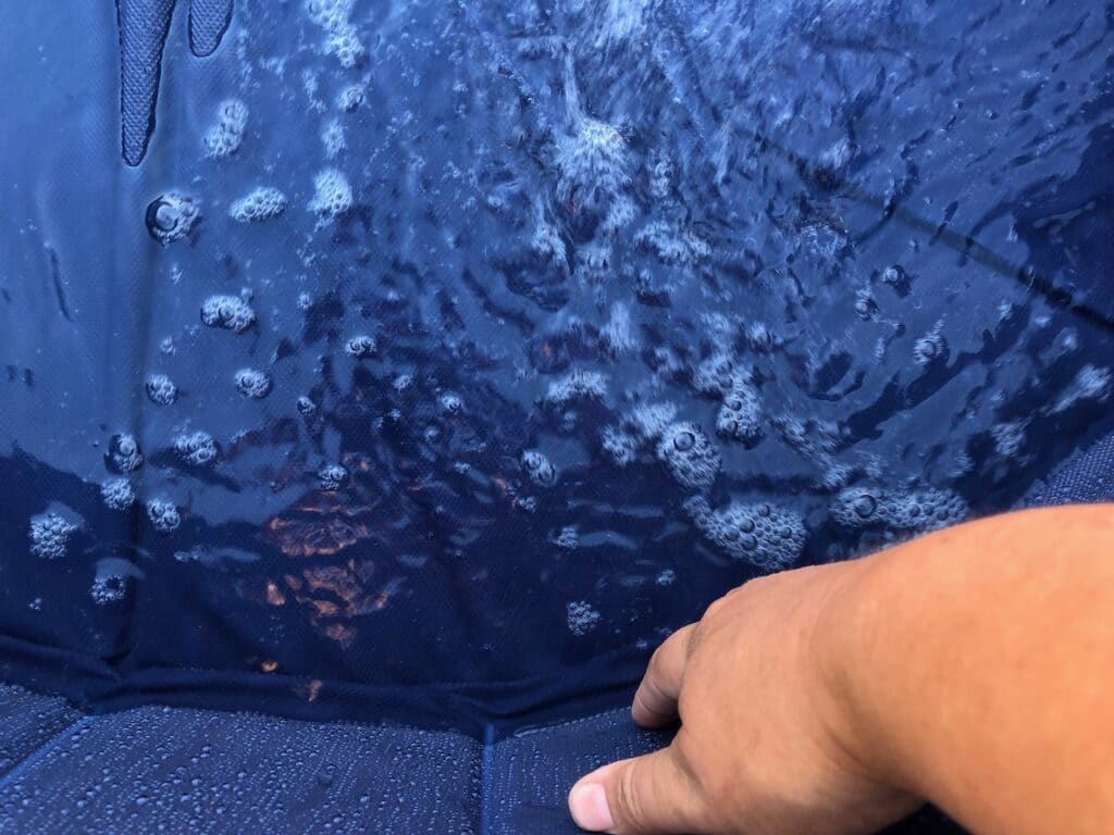 Zwischendurch richtet das Frauchen den Pool noch ein wenig aus.