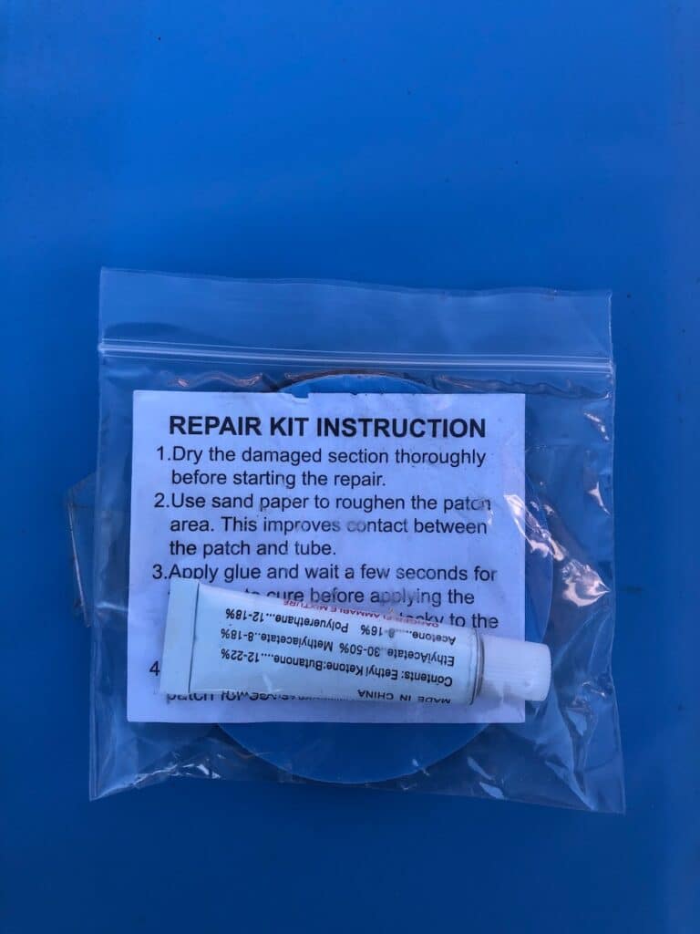 Sollte es doch einmal zu einem Leck kommen, liegt dem Hundepool von Trixie ein Repair-Kit bei.