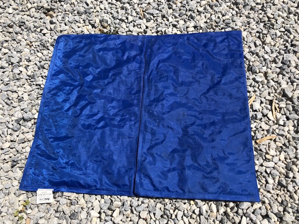 Blaue Kühlmatte liegt auf dem Boden.