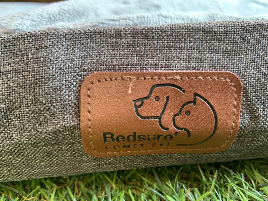 Bedsure hat mit diesem orthopädischen Hundekissen mit Memoryschaum ein empfehlenswertes Produkt geschaffen.