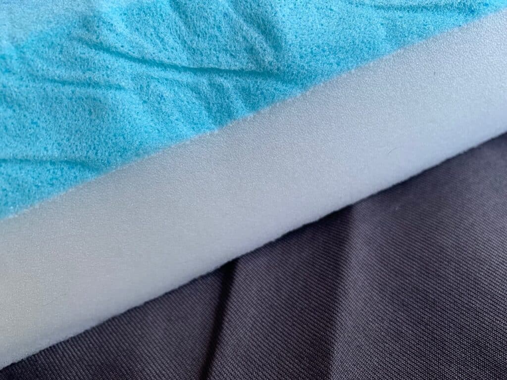 Die Matratze aus Memoryschaum ist sehr stabil.