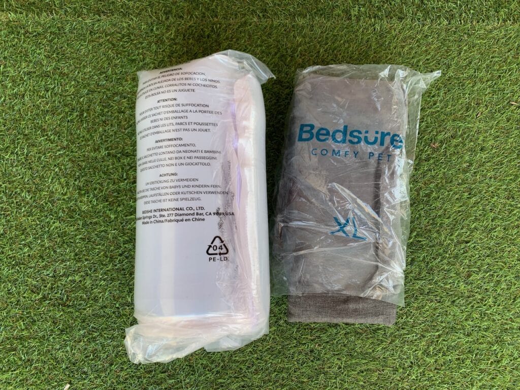 Matratze und Bezug werden zusammengerollt und vakuumiert geliefert.