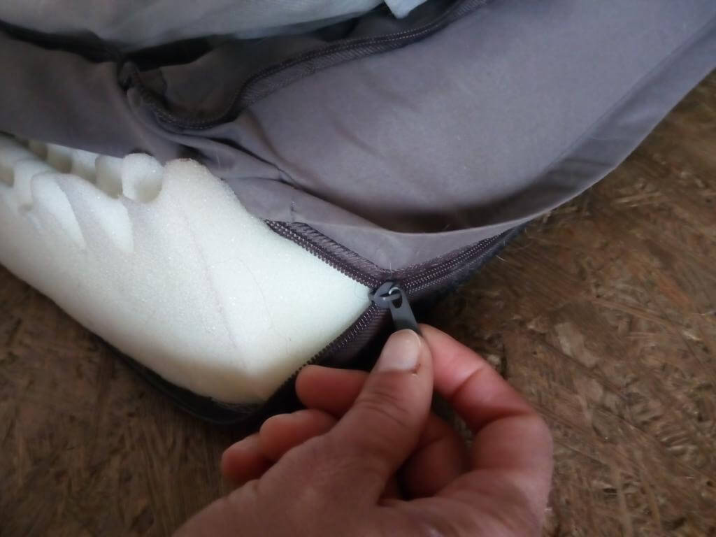 Der Bezug lässt sich mit einem Reißverschluss leicht auf den Memory Foam ziehen.