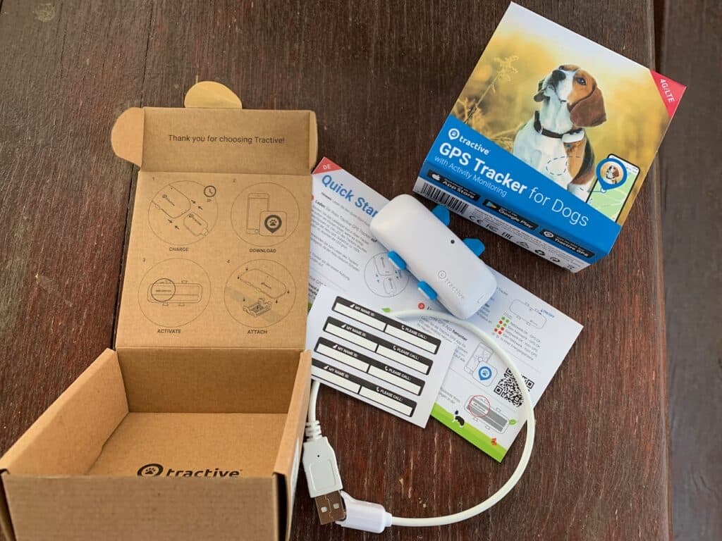 Tractive bietet einen Tracker für Hunde und einen für Katzen an, die sich in Aussehen und Befestigung unterscheiden.