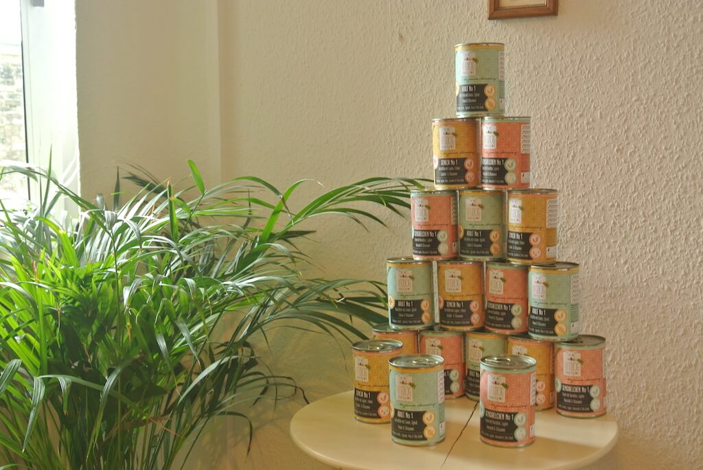 Pyramide von VegDog-Dosen, Alleinfuttermittel für Hunde im Test