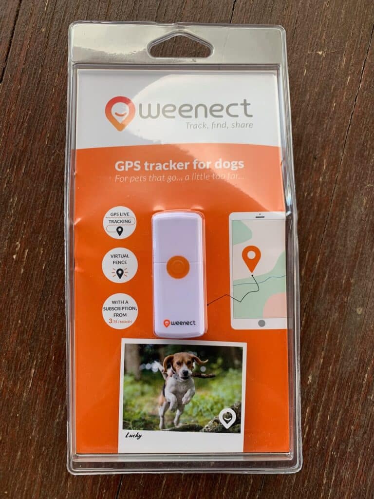 Der Weenect GPS-Tracker für Hunde kommt in einer Plastikverpackung.