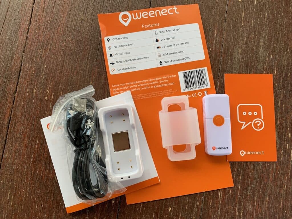 Der Dogs2 von Weenect kommt mit einer Befestigung, einer Ladeschale und einem dazugehörigen Kabel.