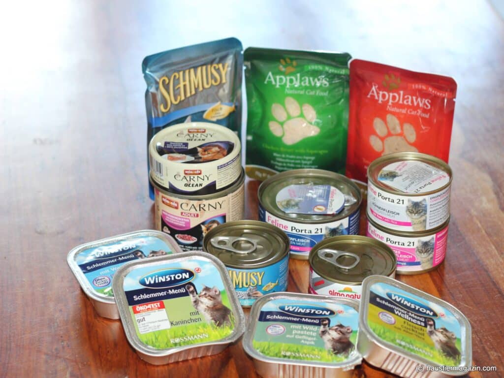 Verschiedene Katzenfuttersorten mit und ohne Soße oder als Paté.