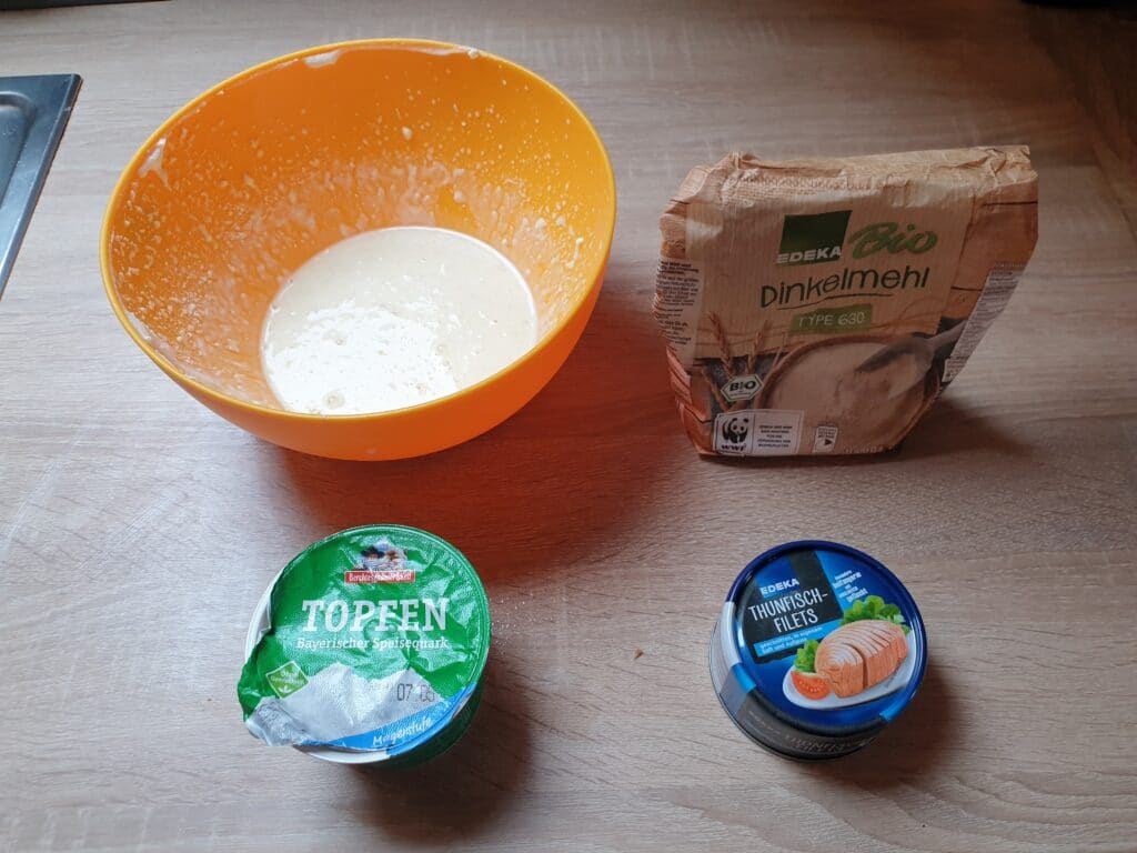 Eine Schüssel, Mehl und zwei Becher stehen auf einem Tisch. Die Beschriftung lautet: Wenn Du Deine Leckerchen selbst backst, weißt Du ganz genau, was enthalten ist.