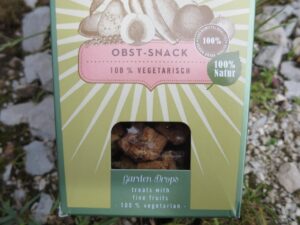 Eine Packung mit "Obst-Snack" für den Hund