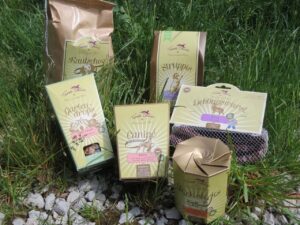 Verschiedene Verpackungen mit Hundesnacks auf einer Wiese