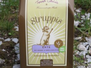 Eine große Packung mit "Struppis" Hundekekse von terra Canis