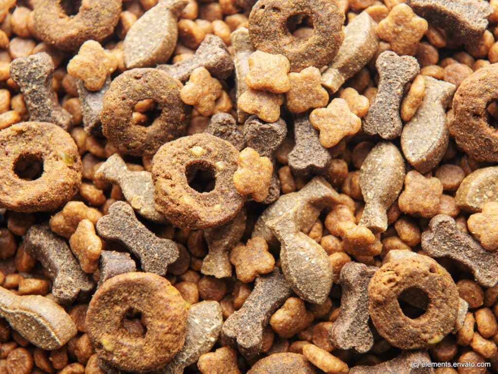 Trockenfutter verschiedener Formen und Größen. Beschriftung lautet: Einer der offensichtlichsten Gründe spezielles Trockenfutter für kleine Hunde zu füttern, ist die Größe der Kroketten.